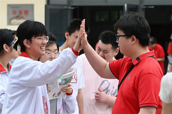 滚动更新丨美股三大指数集体低开，Meta跌近2%